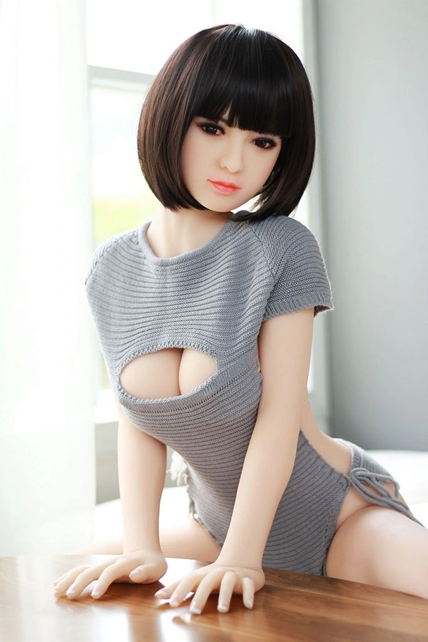 レビュー：リリアナ 156cm - リアルな黒髪ショートヘアの大人のセックスドール体験